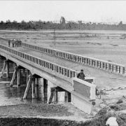 1957 - Ultimi lavori di rifinitura del secondo ponte in cemento (foto Archivio Comunale)