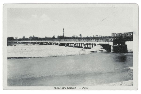 Fine anni '30 - Vista panoramica del ponte sul Brenta, in primo piano parte della capriata Bailey costruita in seguito al cedimento di una campata (cartolina edita da Enzo Scramoncin - Solagna, spedita a Milano nel 1955)